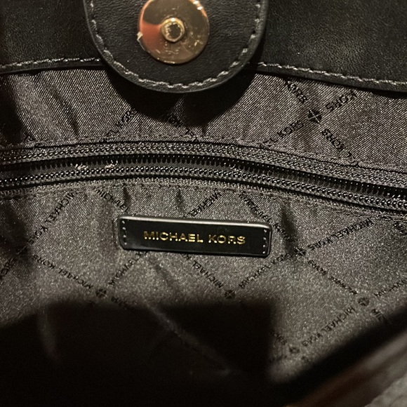Michael Kors Large Tote 3 different compartments Color Black with gold hardware - Picture 4 of 4